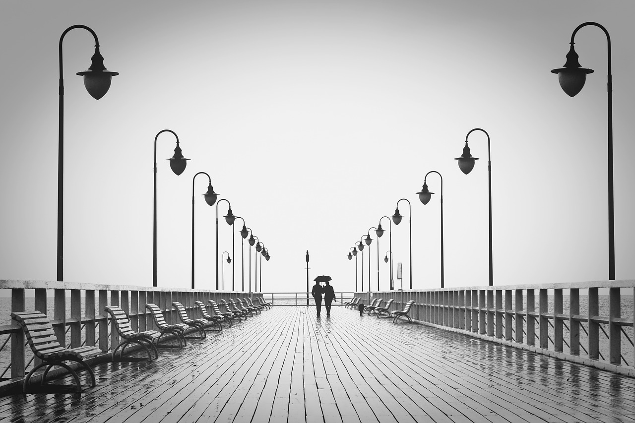 像风像雨又像雾，时代变迁与情感纠葛的影视呈现